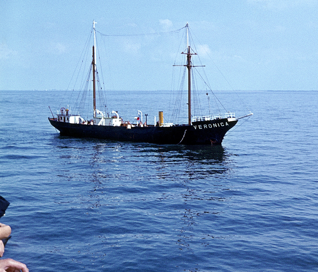Het 1e zendschip van Radio Veronica.
Gefotografeerd op 18 augustus 1963.